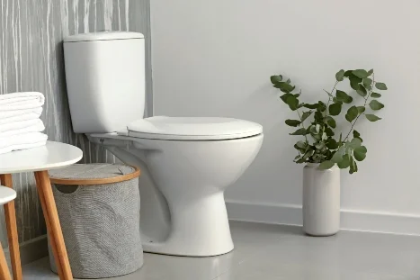 Moderne Toilette in einem Badezimmer